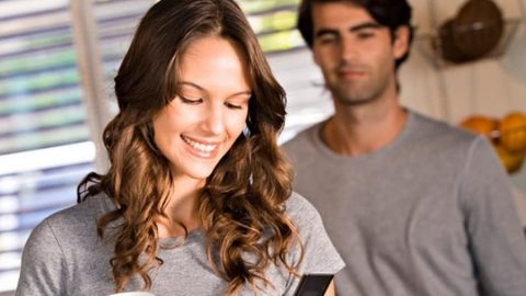 تفكرين في التجسس على زوجك؟ إليك هذه النصائح