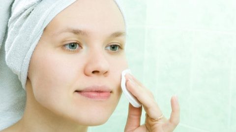 تونر طبيعي لصاحبات البشرة الدهنية