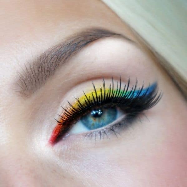 جربي صيحة الأيلاينر الممدود بألوان القوس قزح