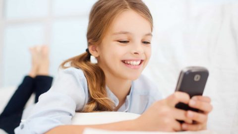 طفلي والهواتف الذكية.. كيف أتصرف ؟