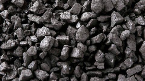 جربي قناع الفحم للتخلص من الرؤوس السوداء