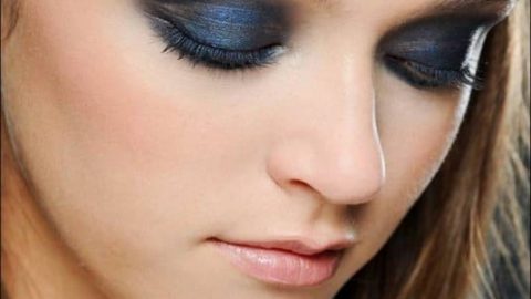 بالخطوات: ماكياج عيون بتدرجات اللون الأزرق