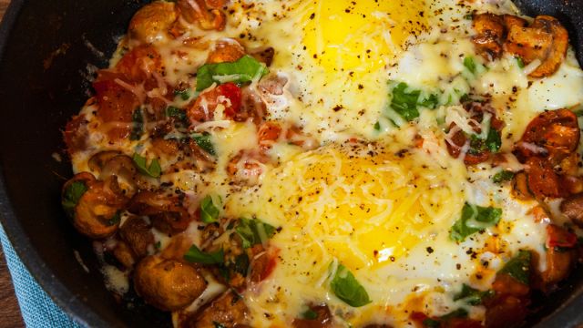 طريقة تجهيز بيض مقلي بالفطر في المنزل