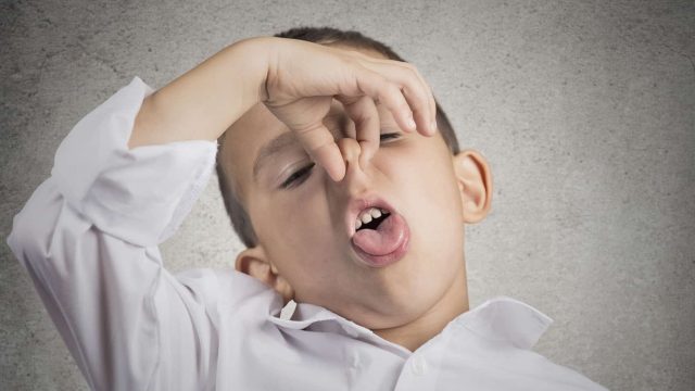 أسباب رائحة الفم الكريهة عند الأطفال و طرق علاجها