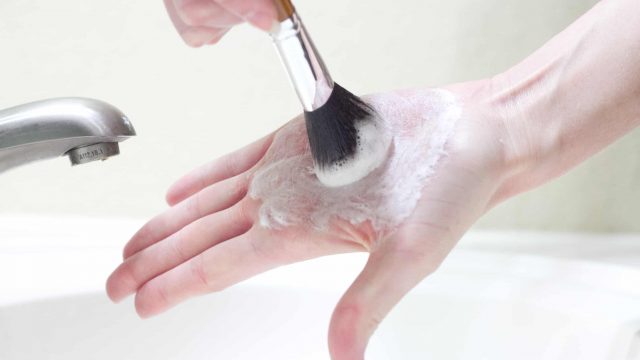 طريقة غسل و تجفيف فرشاه المكياج