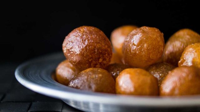 طريقة إعداد عجينة لقمة القاضي بدبس الرمان