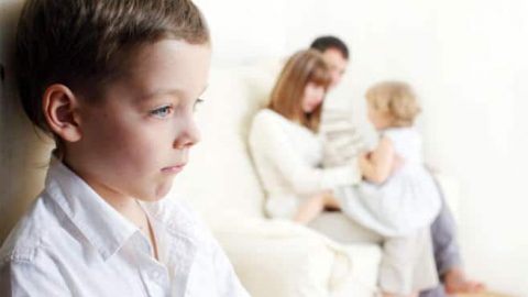 كيف تعالجين الغيرة عند الأطفال؟