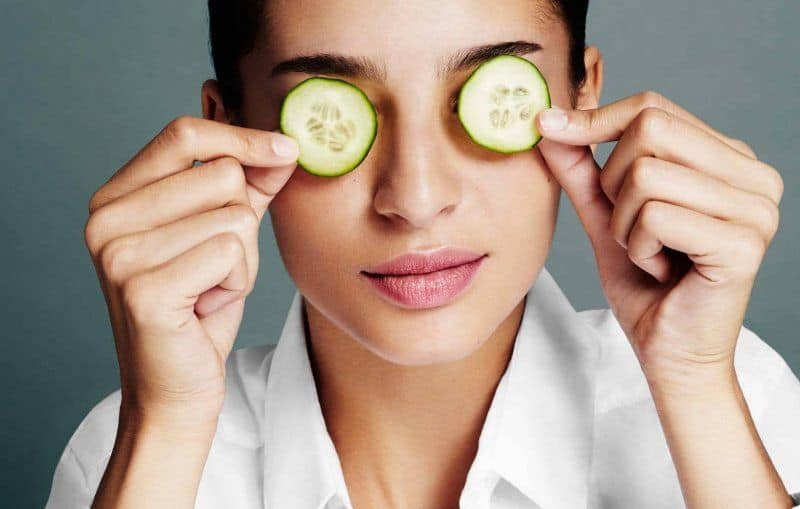 علاج الإنتفاخ تحت العينين