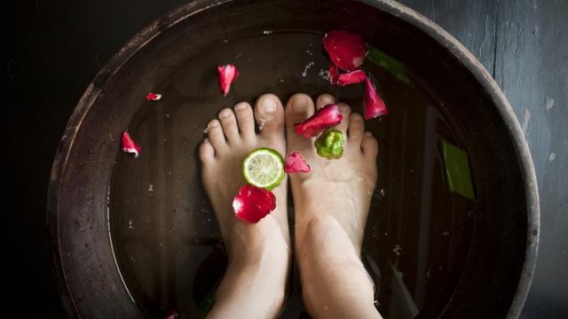 خطوات بسيطة للحصول على رائحة أقدام زكية