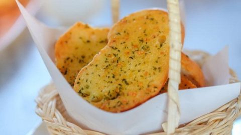 كيفية تجهيز خبز بالثوم بالصور