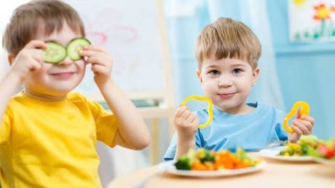 نصائح تجعل طفلك يتناول طبق الطعام بسهولة