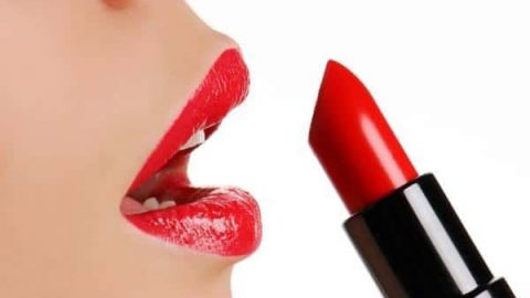 اكتشفي مخاطر استخدام أحمر الشفاه