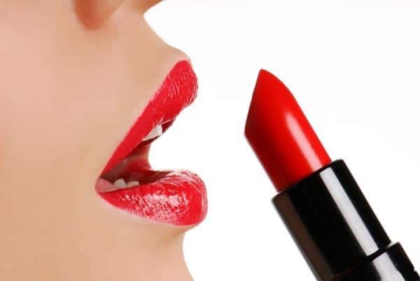 اكتشفي مخاطر استخدام أحمر الشفاه