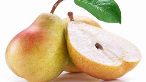 تناولي الكمثري لتنظيف المعدة والأمعاء