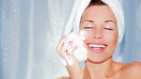 إليك طريقة بسيطة لعمل صابونة طبيعية لتفتيح البشرة