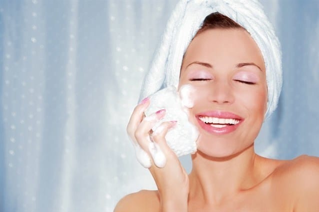 إليك طريقة بسيطة لعمل صابونة طبيعية لتفتيح البشرة