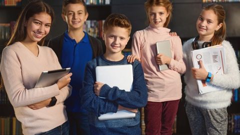 اكتشفي تأثير الأصدقاء على طفلك