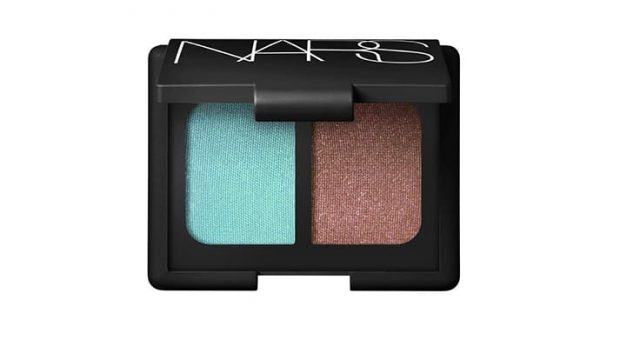 إليك طريقة تطبيق ماكياج ربيعي ناعم بالخطوات