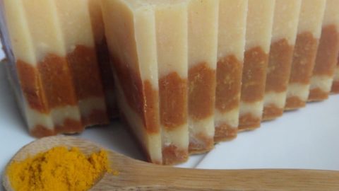 اصنعي صابونة الكركم بنفسك وتخلصي من تصبغات الوجه