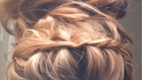 إطلالة يومية أنيقة بتسريحة “الكعكة الكاجوال”