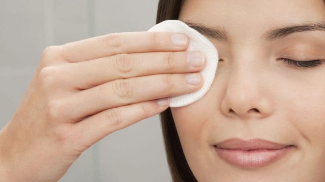 كيف تجهزين مزيل ماكياج طبيعي للعينين؟