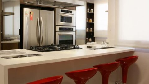 الكراسي العالية لإطلالة مطبخ عصرية