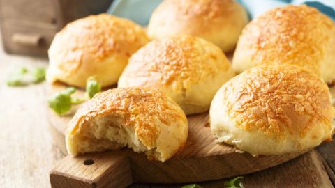 ألذ وصفة خبز بالجبن يمكنك القيام بها في المنزل