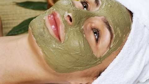 كيف تصنعين قناعًا من الطين الأخضر والعسل لبشرتك؟