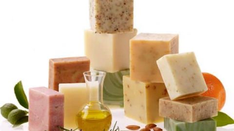 اصنعي بنفسك صابون طبيعي للوجه