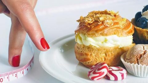 نصائح للتخلص من الرغبة في تناول الحلويات قبل الدورة الشهرية