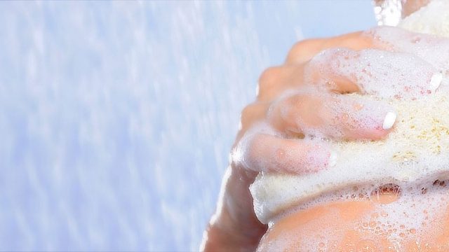 كيف تستخدمين المرطب بالطريقة الأنجع بعد الاستحمام