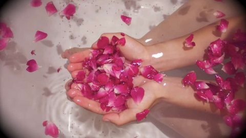 هكذا تنعمين برائحة عطرة طوال اليوم