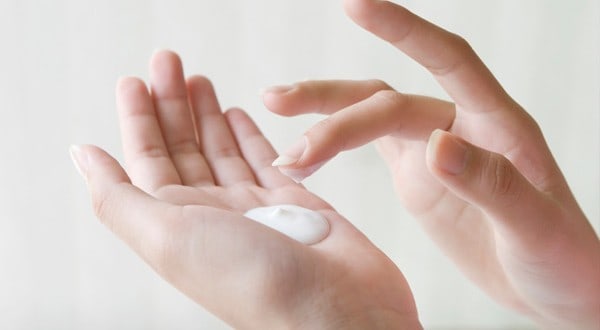 كيف يمكنك ترطيب يديك بدون استخدام مواد كيميائية؟