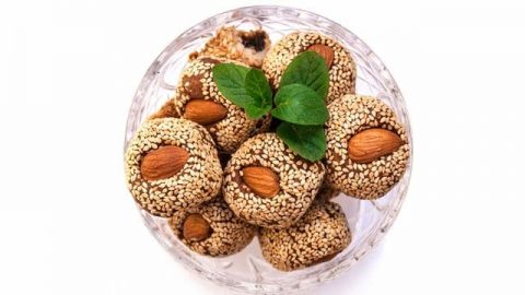 وصفة حلى كرات التمر بالسمسم واللوز