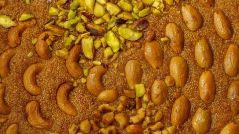 خطوات بسيطة لتجهيز بسبوسة التمر