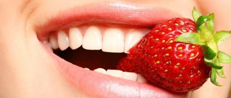 الفراولة لتبييض الأسنان