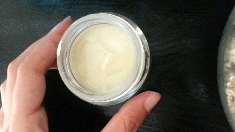 مقشر طبيعي فعال ومكوناته تتواجد في خزانة مطبخك