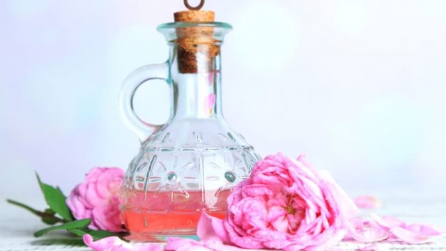 استخدامات رائعة لماء الورد للعناية بالبشرة