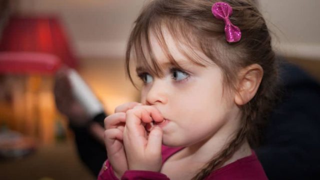 أسباب عادة قضم الأظافر عند الأطفال و طرق علاجها