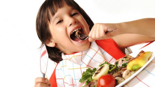 أطعمة مهمة لزيادة ذكاء الطفل