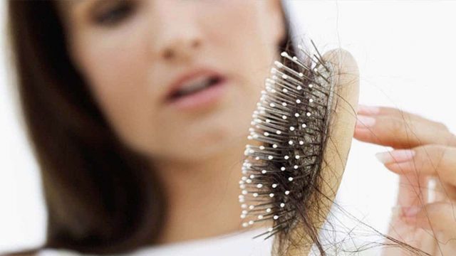 عادات خاطئة تؤذي شعرك وتدمره