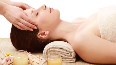 المساج استرخاء وعلاج.. تعرفي على فوائده