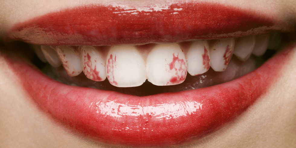 وضع احمر الشفاه بطريقة صحيحة