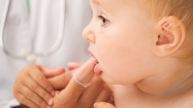 تعرفي على أسباب تأخر ظهور أسنان طفلك