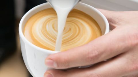 تعرفي على أضرار القهوة بالحليب