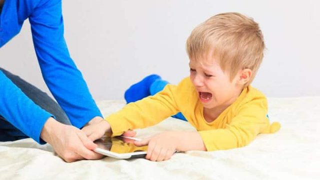 نصائح للتعامل مع الطفل العنيد