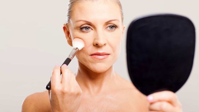 خطوات مكياج لإخفاء علامات التقدم بالعمر