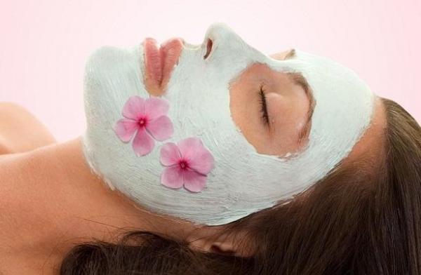 كيف نحضر أقنعة طبيعية للعناية بالبشرة الدهنية؟