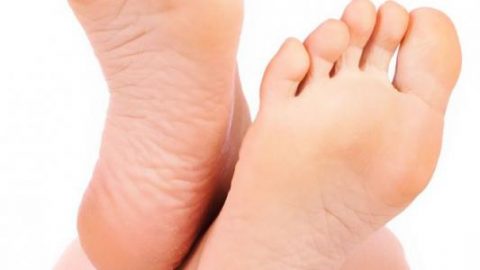 كيفية تعالجين تشقق القدمين