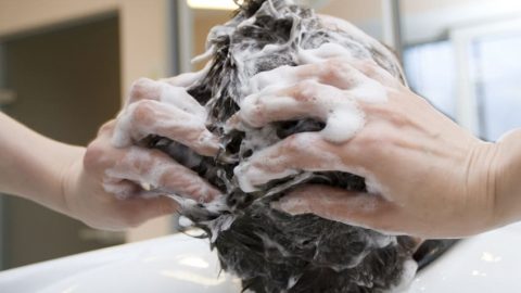 تعرفي على أفضل طريقة لغسل الشعر بعناية